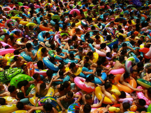 Bể bơi ở Trung Quốc có hàm lượng nước tiểu vượt mức cho phép ảnh 1