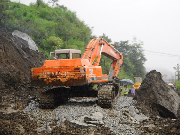 Lào Cai: Mưa lớn gây lở đất đá, hai người chết và bị thương ảnh 1