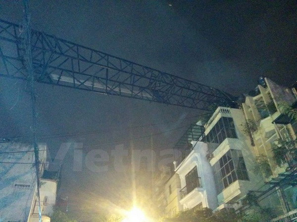 Hà Nội giải quyết xong sự cố cần cẩu thi công đổ lên nóc nhà dân ảnh 1