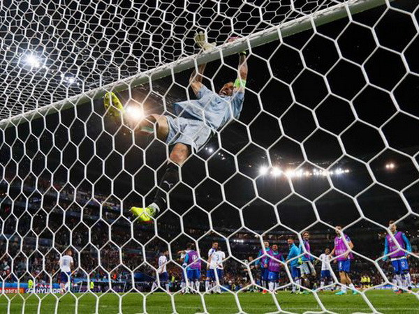 Cận cảnh Gianluigi Buffon suýt gặp họa vì ăn mừng quá đà ảnh 1