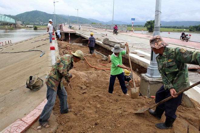 Công nhân đang khắc phục sạt lở tại cầu La Hai, huyện Đồng Xuân (Phú Yên). (Ảnh: Trần Lê Lâm/TTXVN) Các tỉnh miền Trung, Tây Nguyên nỗ lực khắc phục hậu quả mưa lũ ảnh 2