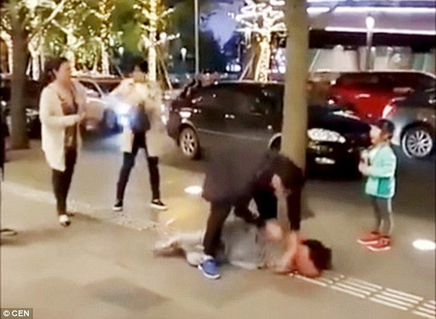 Phẫn nộ cảnh chồng đánh đập vợ dã man ngay trước mặt con ảnh 1