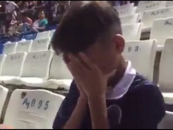 CĐV Campuchia khóc nức nở sau khi đội nhà thua U16 Việt Nam ảnh 1