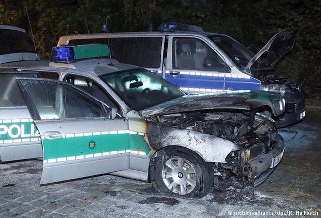 Đức: Nhiều xe cảnh sát ở Dresden bị đốt phá hư hỏng hoàn toàn ảnh 1