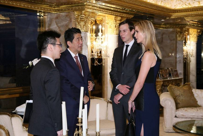 Cô con gái của ông Trump là Ivanka cùng chồng là doanh nhân Jared Kushner đã cùng ngồi trò chuyện với thủ tướng Nhật Bản Shinzo Abe. (Nguồn: Reuters) Ông Trump biến việc tiếp nhận quyền lực thành chuyện gia đình? ảnh 1