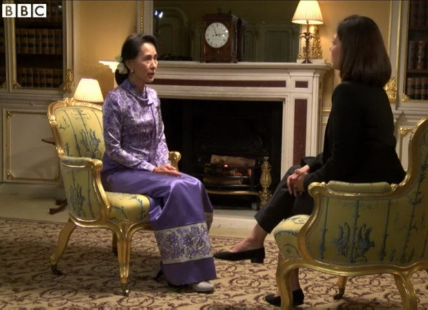 Bà Suu Kyi từng mất bình tĩnh trước biên tập viên người Hồi giáo ảnh 1