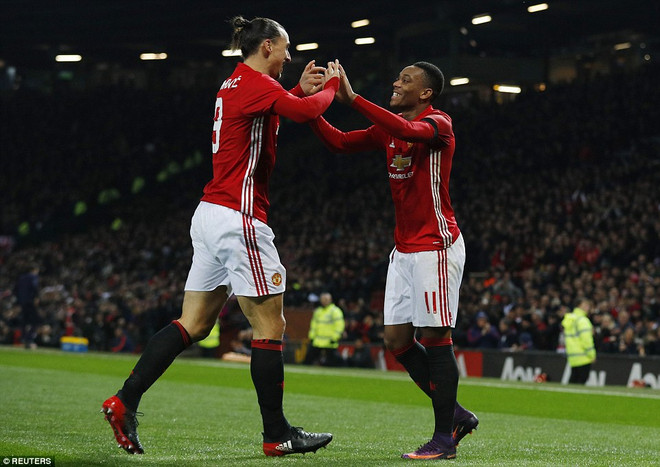 Ibrahimovic và Martial lập cú đúp, Manchester United vùi dập West Ham ảnh 1