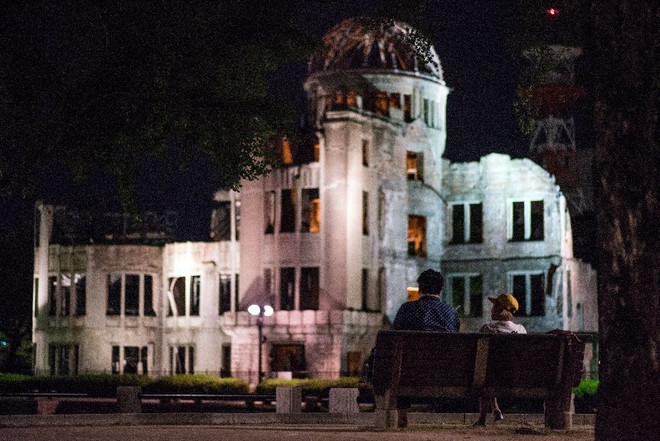 Nạn nhân bom nguyên tử chứng kiến ông Obama đặt ​hoa ở Hiroshima ảnh 1