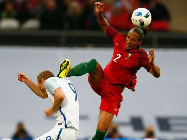 Cận cảnh màn "thi triển kungfu" thô bạo của Bruno Alves ảnh 1