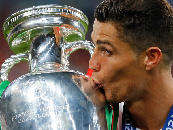 Nhà vô địch châu Âu Ronaldo thống trị thế giới "ảo" ở EURO 2016 ảnh 1
