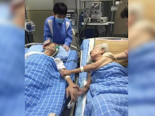Cụ ông đươc gặp vợ trước khi qua đời. (Nguồn: CCTV) Cặp vợ chồng già thể hiện tình yêu trước khi chia lìa vĩnh viễn ảnh 1