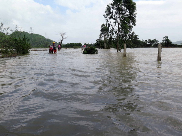 Quảng Nam: Người dân đối phó lũ do nhà máy thủy điện xả nước ảnh 1
