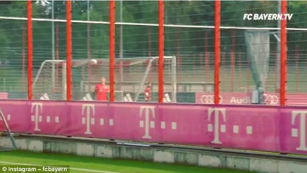 Sao Bayern Munich sút bóng qua hàng rào sắt ghi bàn "siêu ảo" ảnh 4
