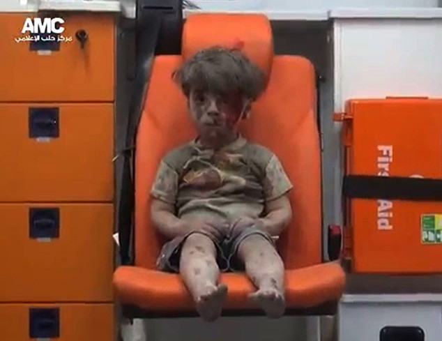 Hình ảnh thương tâm về cậu bé Syria được cứu từ đống đổ nát ảnh 1