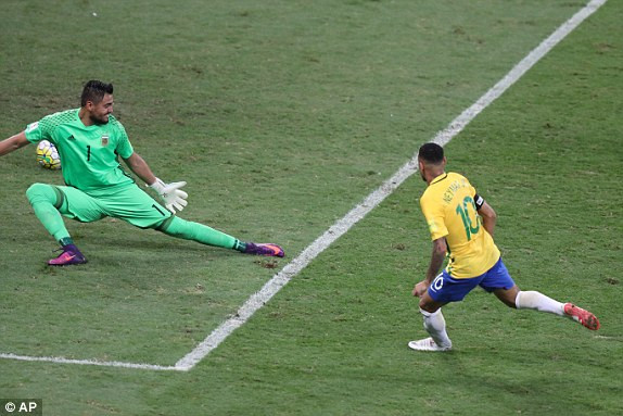 Neymar nhân đôi cách biệt cho đội chủ nhà. Argentina thảm bại trước Brazil trong ngày Lionel Messi trở lại ảnh 3
