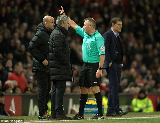 Jose Mourinho lại bị đuổi, M.U kém đội đầu bảng đến 11 điểm ảnh 1