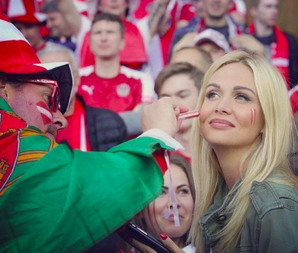 Ngắm nhìn vẻ đẹp hút hồn của Hoa hậu Nga Lopyreva ở EURO 2016 ảnh 5