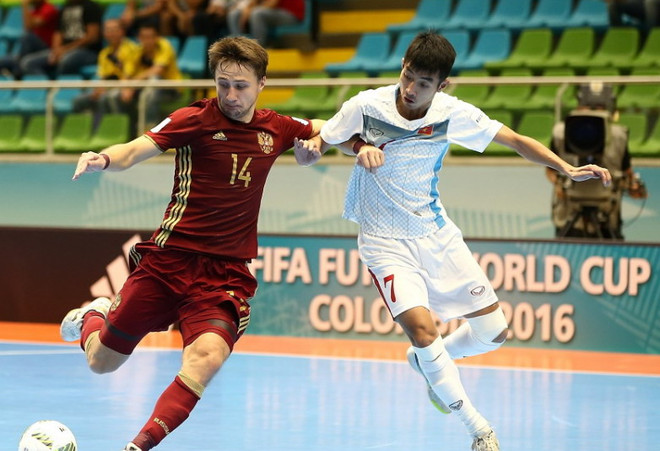 Futsal Việt Nam (áo trắng) dừng bước sau trận thua Nga. (Nguồn: Getty Images) Đội tuyển Việt Nam ngẩng cao đầu chia tay FIFA Futsal World Cup ảnh 1