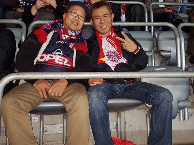 CĐV Việt Nam rạng rỡ tại Allianz Arena ngày Bayern hủy diệt PSV ảnh 4