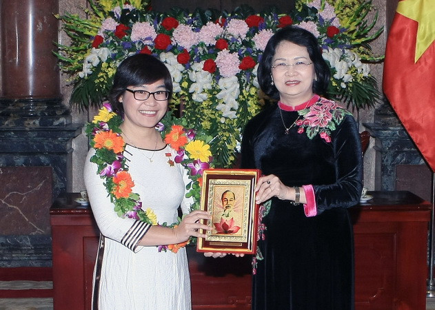 Phó Chủ tịch nước Đặng Thị Ngọc Thịnh tặng bức hình chân dung Bác Hồ cho các đại biểu nhận giải thưởng Quả cầu vàng. (Ảnh: Phạm Kiên/TTXVN) Trao giải thưởng Quả cầu vàng năm 2016 cho 10 tài năng trẻ ảnh 1