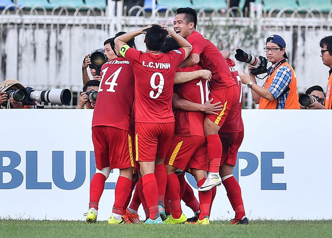 Niềm vui của các cầu thủ Việt Nam. (Nguồn: Affsuzukicup) Trọng Hoàng lập công, tuyển Việt Nam đặt 1 chân vào bán kết ảnh 2
