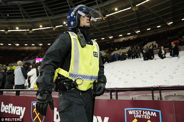 Bạo loạn xảy ra ở trận West Ham giành chiến thắng trước Chelsea ảnh 5