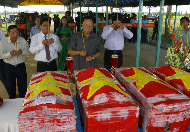 Bộ Chỉ huy quân sự tỉnh Quảng Trị cất bốc 13 hài cốt liệt sỹ ảnh 1