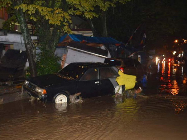 Hàng chục người thiệt mạng và mất tích do mưa lũ tại Indonesia ảnh 1