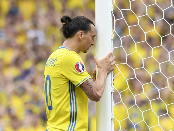 Ibrahimovic bỏ lỡ không tưởng. (Nguồn: Getty Images) Cận cảnh Ibrahimovic bỏ lỡ không tưởng từ khoảng cách 1m ảnh 1