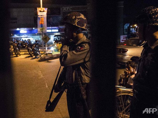 Cảnh sát Myanmar có mặt tại hiện trường vụ nổ bom cách đây 4 ngày. (Nguồn: AFP) Myanmar: Nổ bom tại văn phòng chính quyền khu vực Yangon ảnh 1