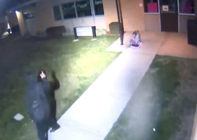 Người cha bỏ mặc con gái giữa trời giá lạnh chỉ với chiếc chăn ảnh 1