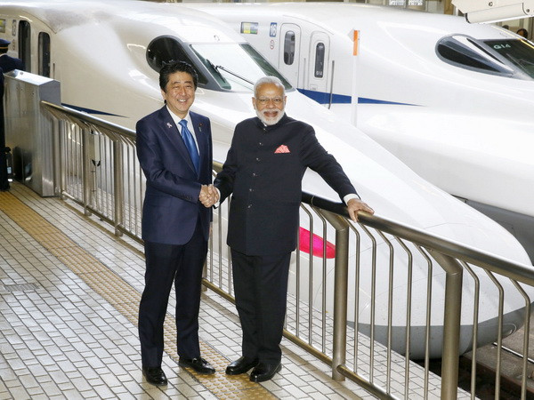 Thủ tướng Ấn Độ Narendra Modi (phải) đã cùng Thủ tướng Nhật Bản Shinzo Abe (trái) đi thử tàu siêu tốc Shinkansen. (Nguồn: AP/TTXVN) Thủ tướng Ấn Độ Modi cùng ông Abe đi thử tàu siêu tốc Shinkansen ảnh 1