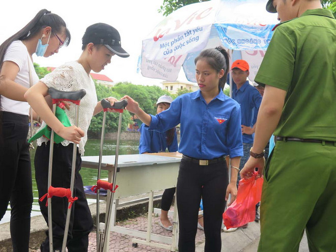 Hình ảnh đẹp của người chiến sỹ công an trong kỳ thi THPT ảnh 5