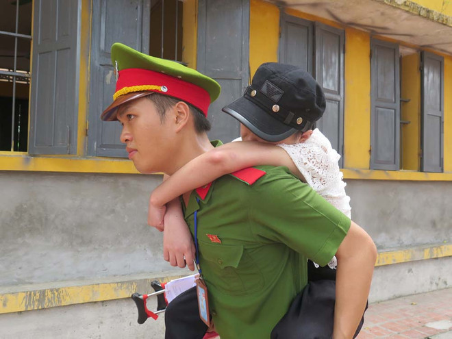 Hình ảnh đẹp của người chiến sỹ công an trong kỳ thi THPT ảnh 3