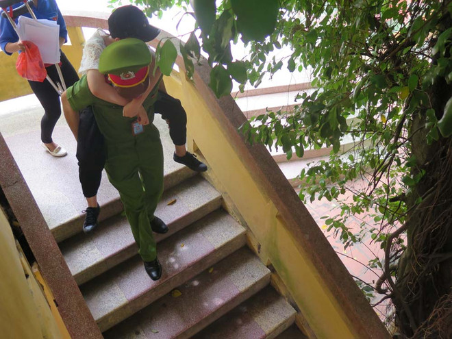 Hình ảnh đẹp của người chiến sỹ công an trong kỳ thi THPT ảnh 1