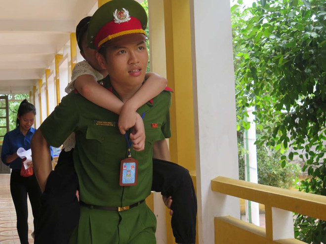 Hình ảnh đẹp của người chiến sỹ công an trong kỳ thi THPT ảnh 2