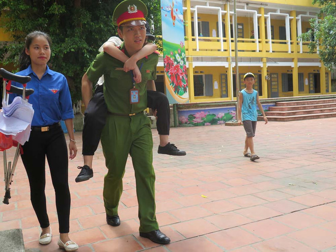 Hình ảnh đẹp của người chiến sỹ công an trong kỳ thi THPT ảnh 4