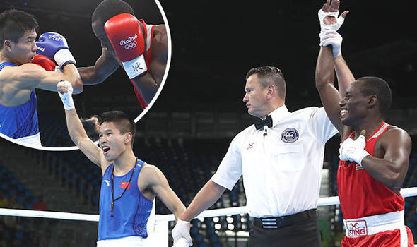 Võ sỹ Trung Quốc ăn mừng lố bịch khi tưởng mình chiến thắng ảnh 1