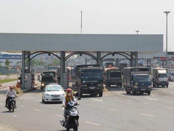 Trạm thu phí cầu Đồng Nai. (Ảnh: Sỹ Tuyên/TTXVN) Liên tiếp các vụ xe tải đâm vào trạm thu phí cầu Đồng Nai ảnh 1
