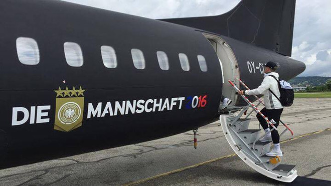 Tuyển thủ Đức thoải mái vui vẻ với vợ và bạn gái ở khách sạn ảnh 4