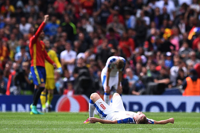 Cầu thủ Séc buồn bã khi phải nhận thất bại. (Nguồn: Getty Images) Gerard Pique tỏa sáng, Tây Ban Nha nhọc nhằn vượt ải CH Séc ảnh 3