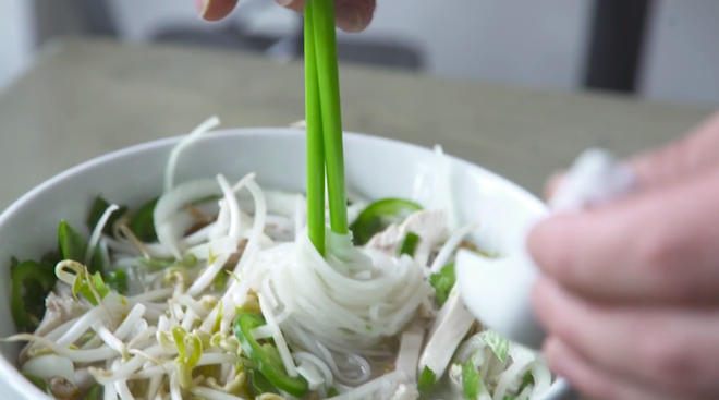 Đầu bếp người Mỹ bị “ném đá” vì dạy cách ăn phở Việt Nam ảnh 1
