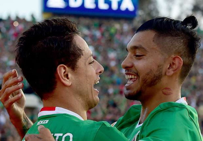 Chicharito (trái) ghi bàn, đưa Mexico vào tứ kết Copa America. (Nguồn: Getty Images) Copa America: Uruguay bị loại, Mexico và Venezuela vào tứ kết ảnh 1