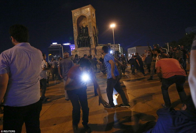 Cận cảnh xe quân sự Thổ Nhĩ Kỳ xuống phố tiến hành đảo chính ảnh 5