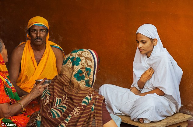 Xót xa bé gái 13 tuổi thiệt mạng vì bị bắt nhịn ăn suốt 64 ngày ảnh 1