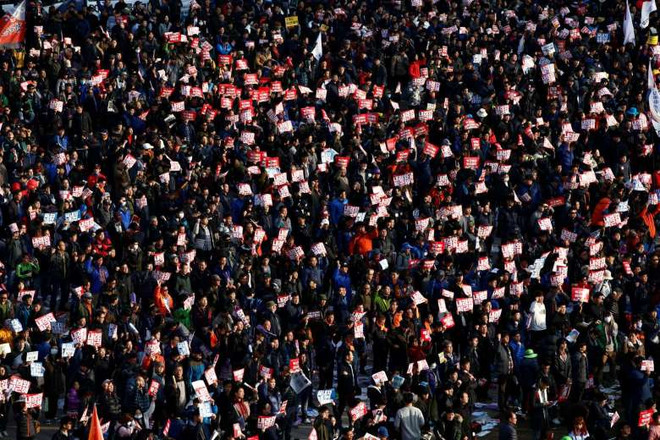 (Nguồn: Reuters) Hàn Quốc: Gần 200.000 người biểu tình đòi tổng thống từ chức ảnh 2