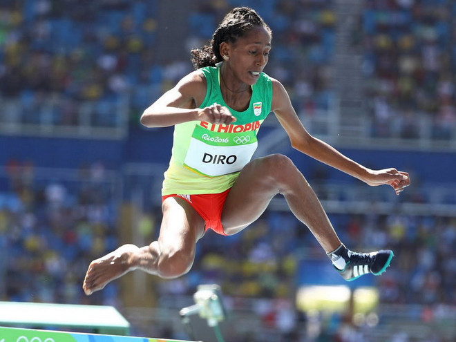 Nỗ lực tuyệt vời của VĐV Ethiopia chạy với 1 chân không giày ảnh 1