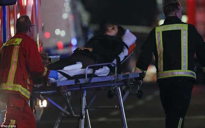 Hiện trường tang thương vụ tấn công bằng xe tải tại Berlin ảnh 3