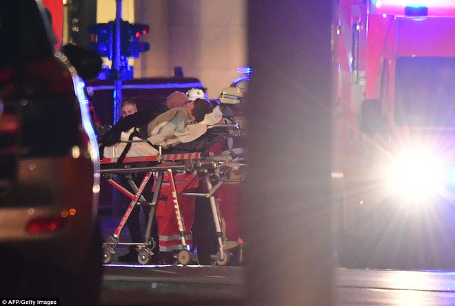 Hiện trường tang thương vụ tấn công bằng xe tải tại Berlin ảnh 5