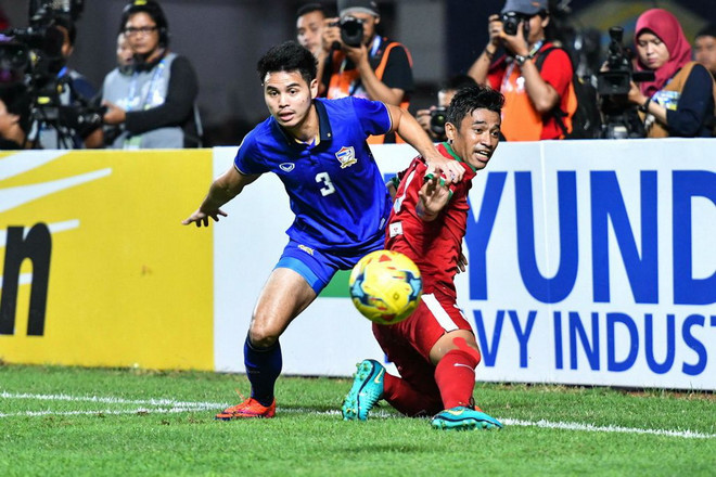 Thái Lan (áo xanh) liệu có vượt qua lời nguyền để ngược dòng trước Indonesia? (Nguồn: Affsuzukicup) Đội tuyển Thái Lan và "lời nguyền đáng sợ" ở chung kết AFF Cup ảnh 1